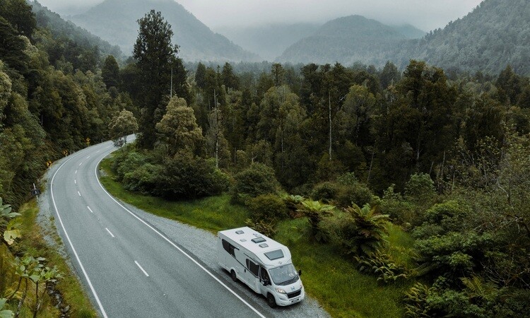 The road heading to Fox Glacier 